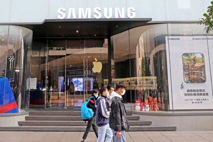 Samsung chce zacząć sprzedawać smartfony bez ładowarek