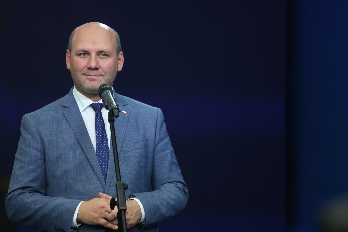 18.09.2023 Warszawa , ulica Nowogrodzka 84 , siedziba PiS . Wiceminister spraw zagranicznych Szymon Szynkowski vel Sek podczas konferencji prasowej . Fot. Maciek Jazwiecki / Agencja Wyborcza.pl