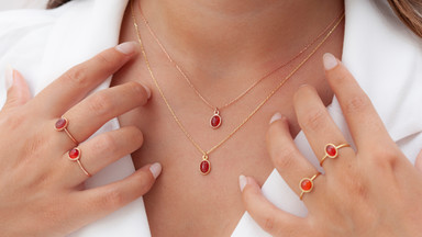 Biżuteria z czerwonymi kamieniami. Symbol miłości i... talizman pomagający odnieść sukces