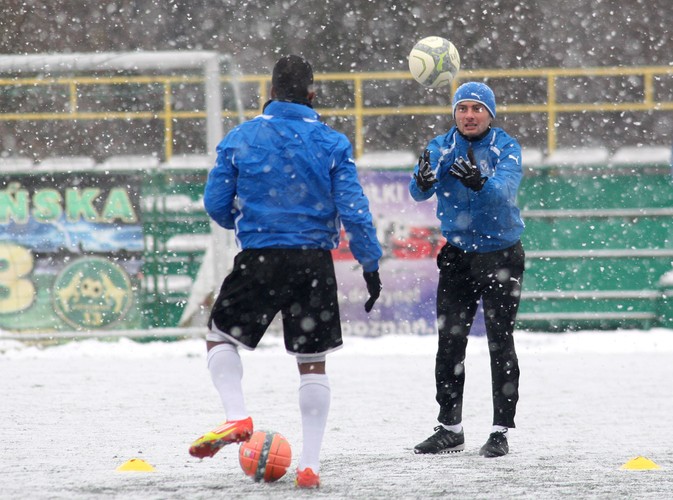 Pogoda nie rozpieszcza piłkarzy. Lech Poznań trenuje na śniegu