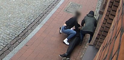 Dramat przed komisariatem. 42-latek wyszedł z przesłuchania, zdążył jeszcze zapytać policjantkę o drogę. Niepokojące nagranie