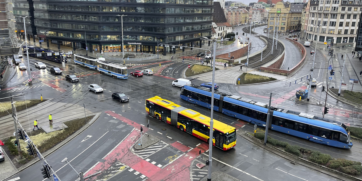 Torowcy pracują w tej chwili na samym środku skrzyżowania. Mimo to ruch samochodowy nie został wstrzymany.