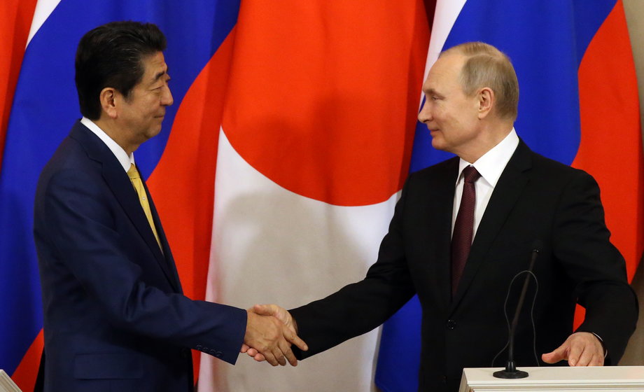 Od lewej: ówczesny premier Japonii Shinzo Abe i prezydent Rosji Władimir Putin podczas konferencji prasowej na Kremlu w 2019 r.