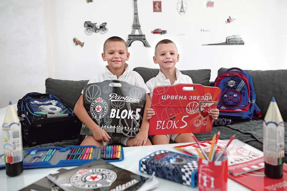 Koliko god da liče, vrlo su različiti, kaže mama Tanja, pa je tako Novak navijač Partizana, dok je Matija Zvezdaš. Time su se vodili i kad su birali pribor