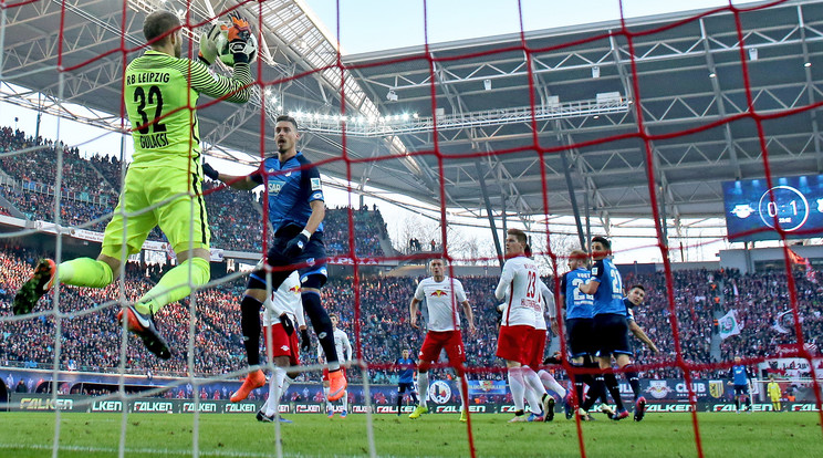 Gulácsi (zöldben) csapata, a Leipzig 2-1-re verte Szalai csapatát, a 
Hoffenheimet/Fotó:AFP