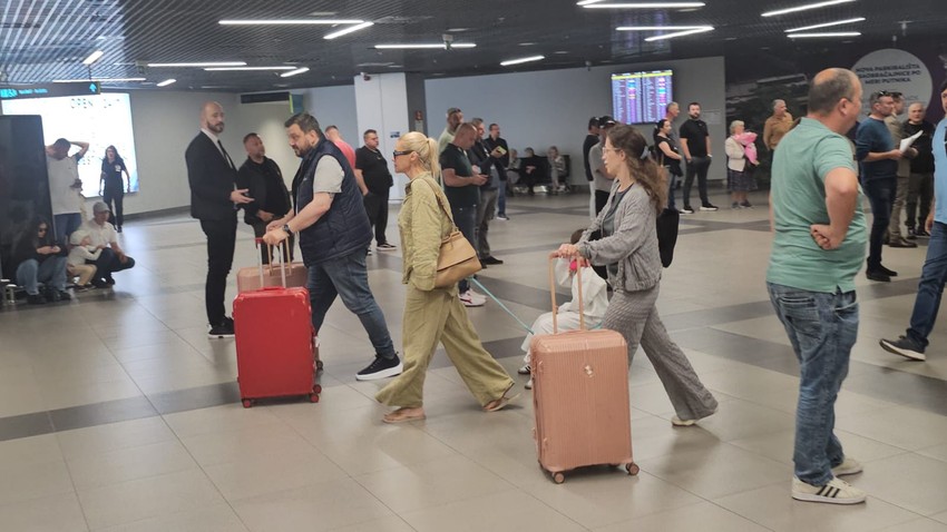 Nataša Bekvalac sa ćerkom na aerodromu