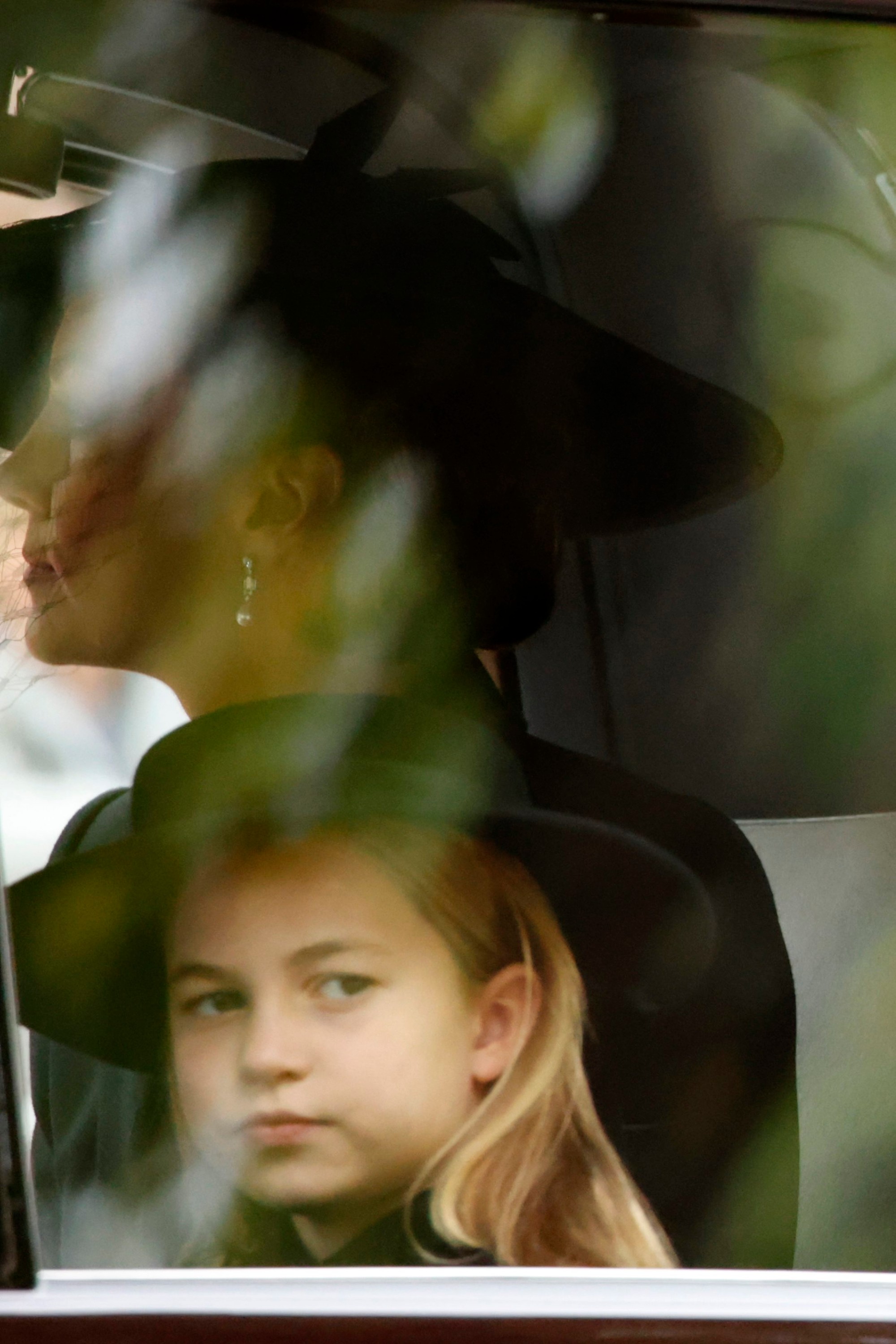 Pohrebu sa zúčastňujú aj George a Charlotte.