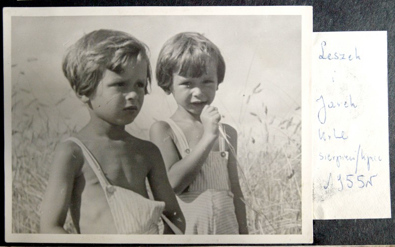 Lech i Jarosław Kaczyńscy na wakacjach. Zdjęcie z rodzinnego albumu Jadwigi Kaczyńskiej, obok jej odręczne zapiski