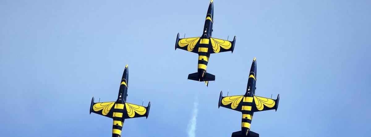 Łotewski zespół akrobacyjny Baltic Bees podczas Międzynarodowych Pokazów Lotniczych Air Show 2013.