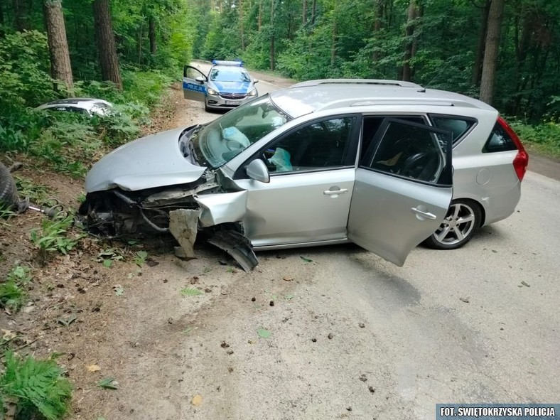 Pijana matka rozbiła auto