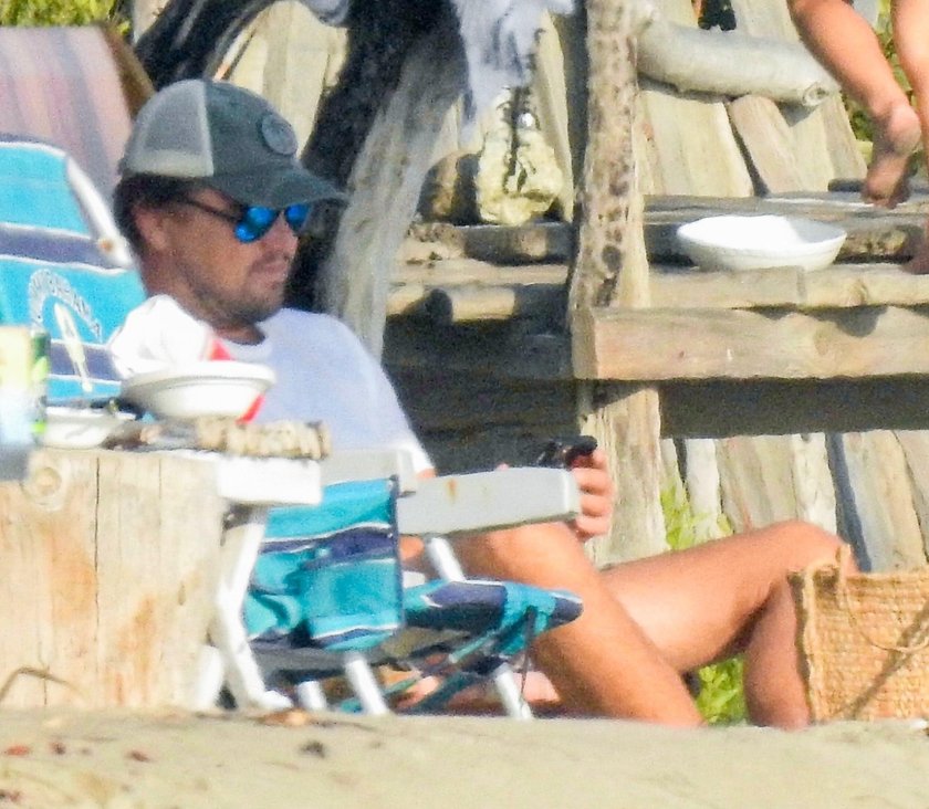 DiCaprio wylegiwał się na plaży z kumplami.