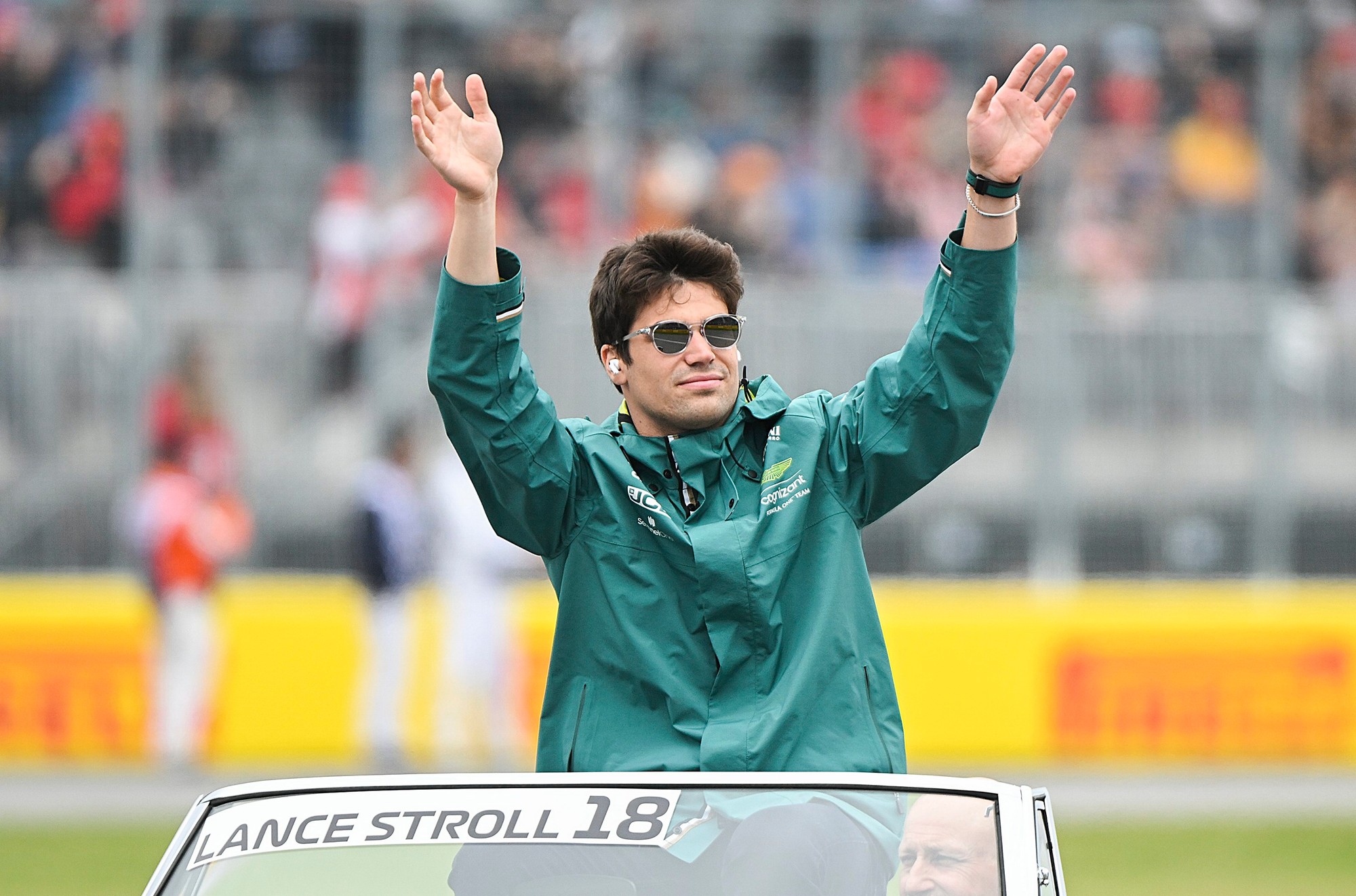 Jazdec tímu Aston Martin Lance Stroll z Kanady máva fanúšikom.