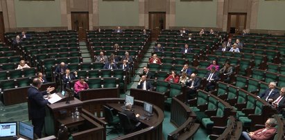 Sejm ma poważny problem. W transmisjach nie zawsze to widać. Posłowie gęsto się tłumaczą