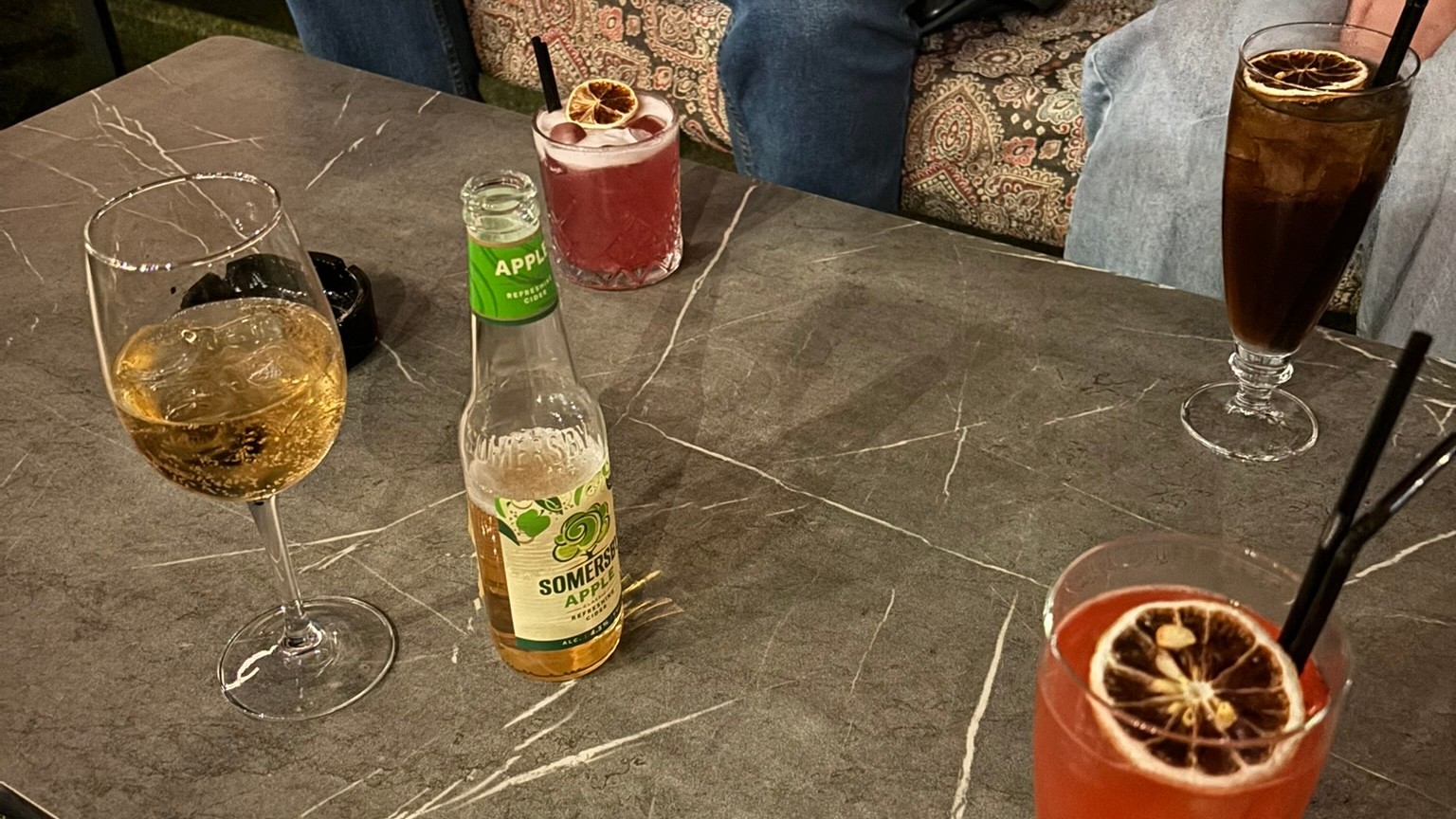 Štvorica kamarátov zo Slovenska si v Belehrade zašla na pár drinkov. 