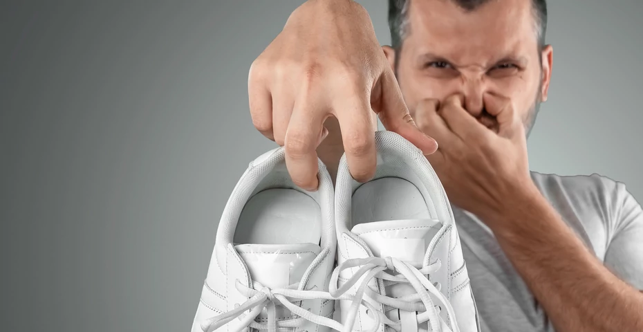 Jak pozbyć się nieprzyjemnego zapachu z butów? Sprawdzone sposoby na śmierdzące buty