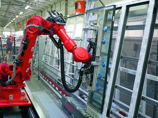 Nowy robot w fabryce PAGEN przeznaczony jest do automatycznej implementacji szyb zespolonych dla połączonych elementów okna, czyli ramy i skrzydła