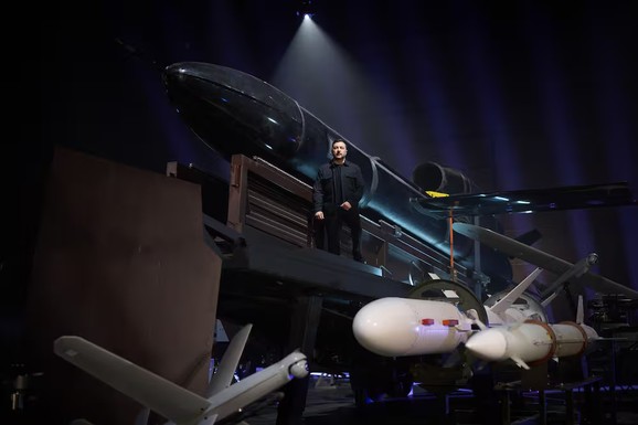 (FOTO) OVO JE NOVO ČUDESNO ORUŽJE UKRAJINE! Zelenski se popeo na GRDOSIJU koju je GODINAMA SKRIVAO