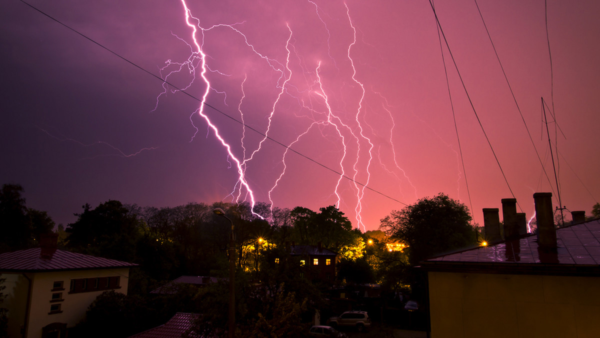 Instytut Meteorologii i Gospodarki Wodnej wydał ostrzeżenia meteorologiczne dla piętnastu województw naszego kraju. Wszędzie, poza zachodnim Pomorzem możemy spodziewać się dziś burz. W dwóch województwach: dolnośląskim i opolskim istnieje ryzyko gwałtownych burz z gradem.