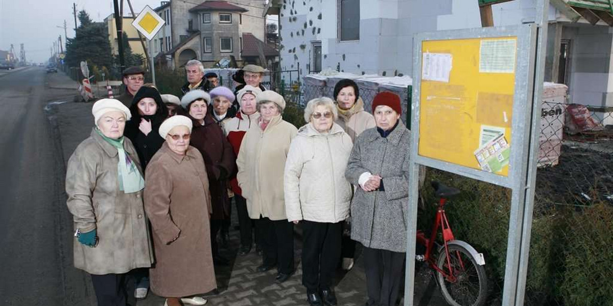 NA ZLOTNIKACH NIE MA LAWEK ANI WIAT NA PRZYSTANKACH AUTOBUSOWYCH