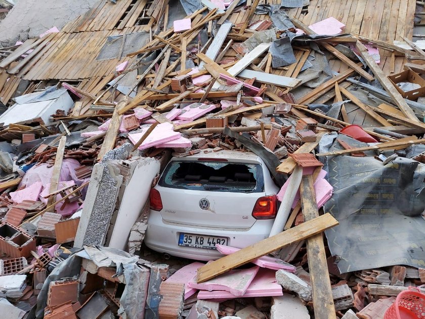 To armagedon. Bloki złożyły się jak domki z kart