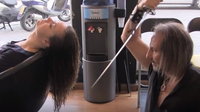 Olló helyett szamurájkarddal vág hajat ez a fodrász - Videó