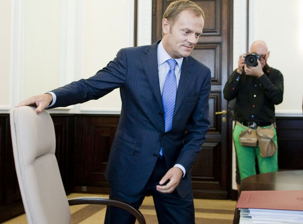 Premier Tusk zwolni tysiące urzędników