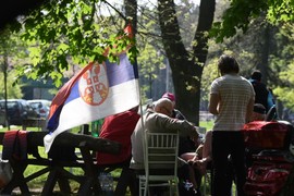 Fotka PORODIČNOG "PRVOG MAJA U SRBIJI" na kojoj se FAMILIJA POTUKLA ODMAH NAKON ŠTO SE IZLJUBILA JE HIT