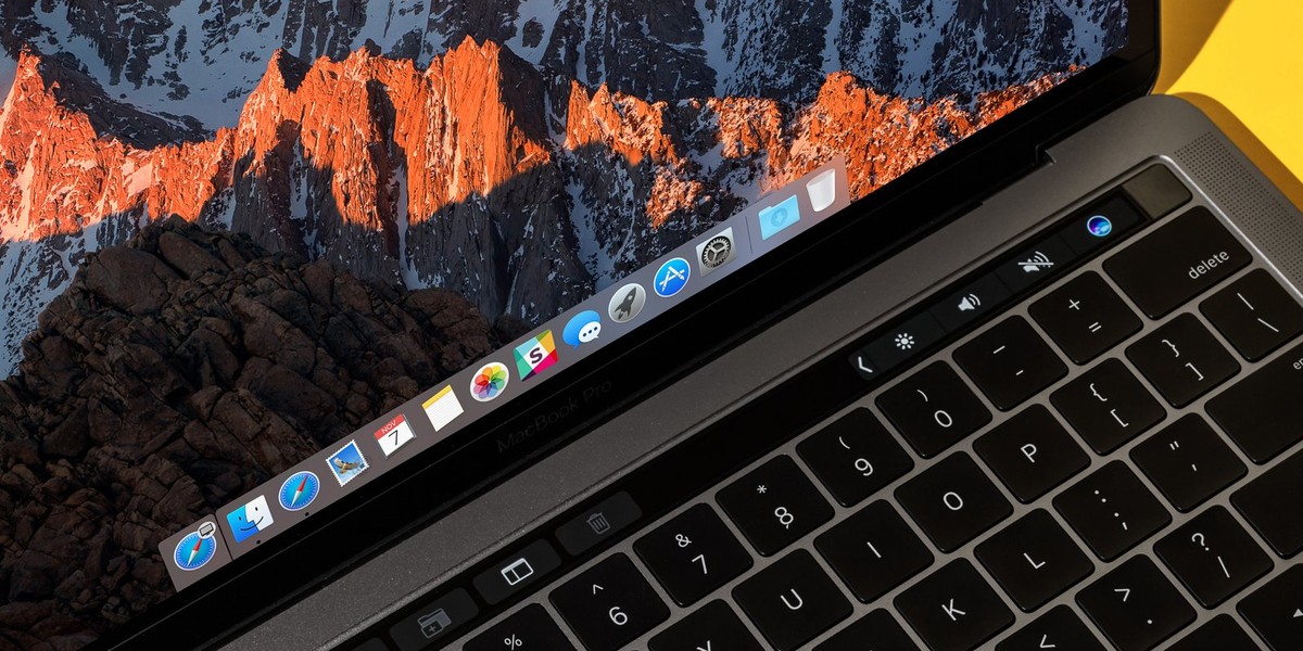 Czas pracy baterii w nowych MacBookach Pro był często krytykowany. Apple znalazł dziwne rozwiązanie