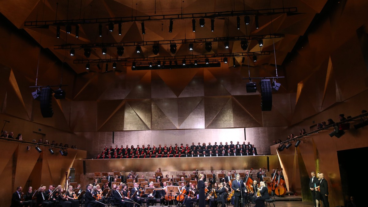 Zachęcenie maturzystów do uczestnictwa w koncertach symfonicznych i kameralnych w filharmonii oraz słuchania muzyki klasycznej - to główne cele ogólnopolskiego programu "filharmonia/ostrożnie, wciąga". W ramach programu otrzymają bezpłatne wejściówki na koncerty.