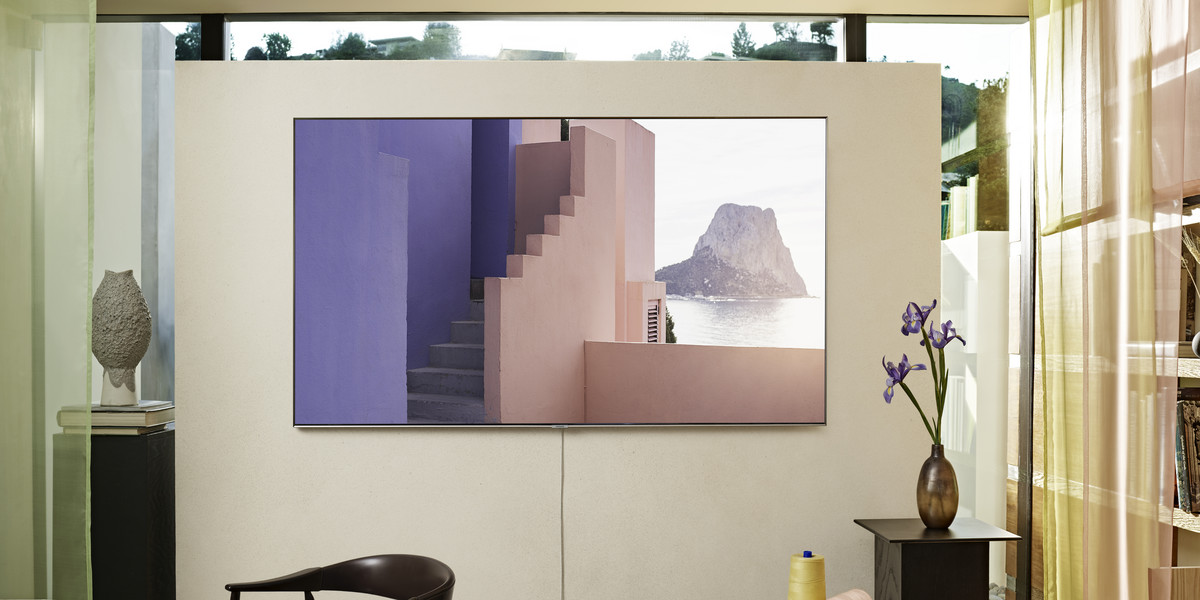 Unikatowy tryb Ambient w telewizorach Samsung OLED pozwala on czarnemu ekranowi telewizora wtopić się w tło. Tylko od nas zależy, czy po wyłączeniu telewizora w miejscu czarnego prostokąta pojawi się dyskretny motyw graficzny, animacje czy nasze zdjęcie u