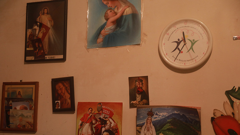 Galeria religijnych obrazków w domu pani Anny fot. Jacek Hugo-Bader 