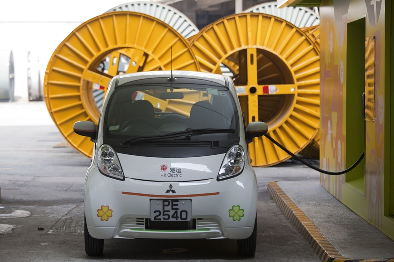 Mitsubishi i-MiEV podczas ładowania w Hong Kongu. 7.09.2011