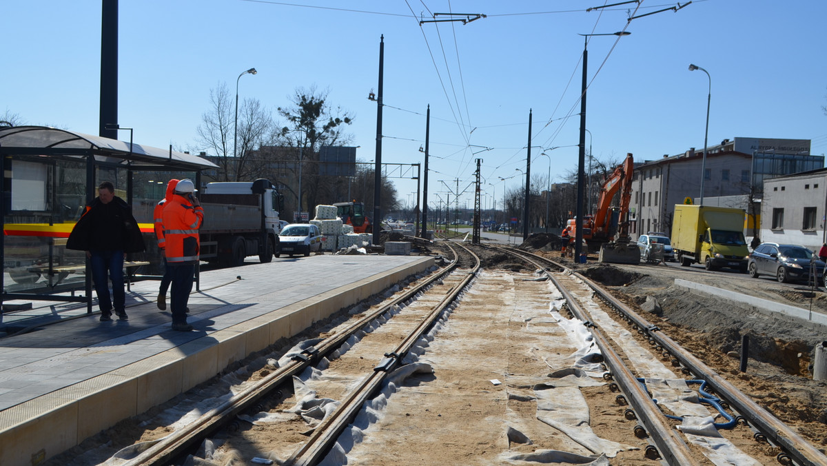 Od weekendu 1-2 kwietnia na remontowane od końca sierpnia skrzyżowanie Dąbrowskiego i Śmigłego-Rydza wrócą tramwaje. Kierowcy muszą jednak przygotować się na kolejne utrudnienia.