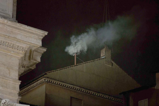 Biały dym oznajmujący o nowym papieżu.