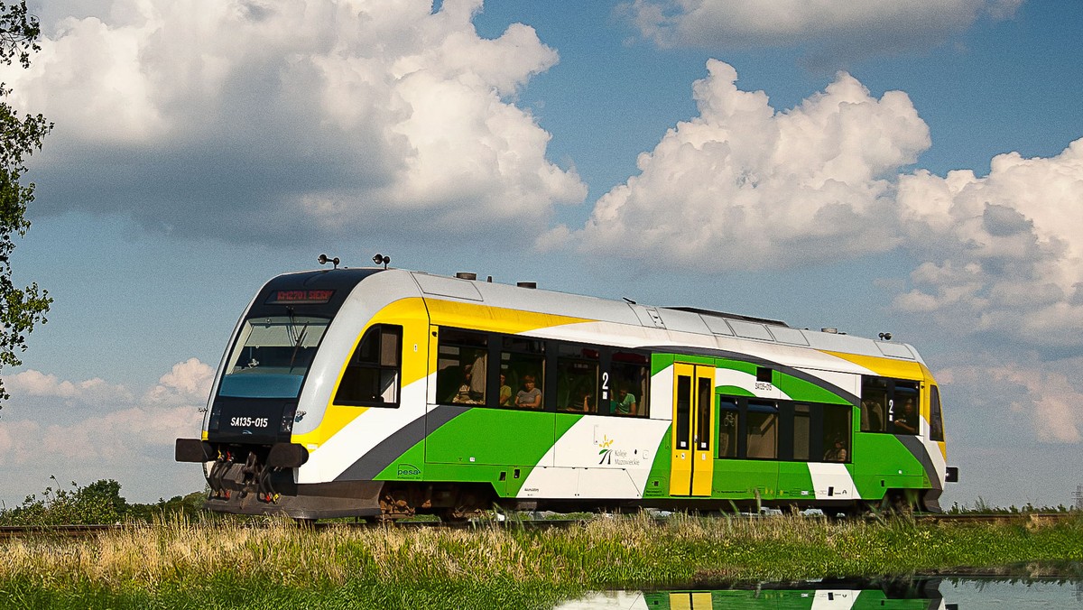 Mają klimatyzację, monitoring, elektroniczny system informacji pasażerskiej. Tuż przed końcem roku do taboru Kolei Mazowieckich dołączyły dwa nowoczesne autobusy szynowe. Jeden z nich to jednoczłonowy model SA135 wyprodukowany przez bydgoską Pesę, drugi – dwuczłonowy 222M z nowosądeckiego Newagu. Kosztowały prawie 20 mln zł.