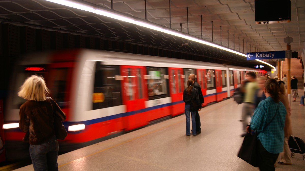 Od piątku metro w Warszawie będzie znowu kursować na całej linii; pasażerowie będą mogli ponownie korzystać z wyłączonych z ruchu pod koniec czerwca stacji metra: Centrum i Świętokrzyska - poinformował we wtorek stołeczny ratusz.