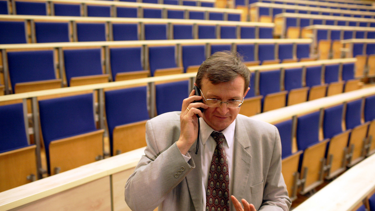 - Niestety zapóźnienia są ogromne. Obraz polskiej kolei nie jest budujący - mówi nam Tadeusz Cymański (PiS), poseł do Parlamentu Europejskiego, który przez 12 lat pociągiem dojeżdżał do Sejmu w Warszawie. Dopiero co doszło do potężnej awarii zasilania na Dworcu Centralnym w Warszawie.