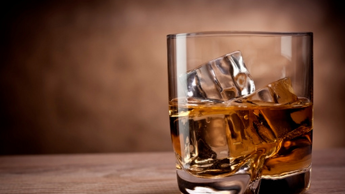 Amerykańska spółka Jack Daniel's Properties, producent kultowej whiskey, domaga się usunięcia słowa "Jack" z butelek polsko-szkockiej whisky Jack Strong. Sprawą zajmuje się Sąd Gospodarczy - <a rel="nofollow" href="https://www.rp.pl/Firma/308209924-Whiskey-czy-whisky-czyli-spor-Jack-Daniels-Properties-kontra-Jack-Strong.html?cid" id="e574b378-b159-4eee-92e7-de93c199f8dc" data-link-role-code="none">informuje "Rzeczpospolita".</a>