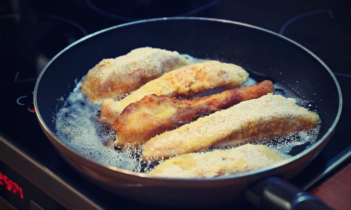 Największy błąd przy smażeniu ryby. Dlatego przywiera do patelni