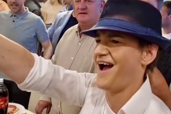 BRNABIĆ SE POPELA NA STOLICU I PEVALA "SRPKINJA JE MENE MAJKA RODILA" Predsednica Skupštine napravila haos: "Šta se desi u Žitorađi, ostaje u Žitorađi"