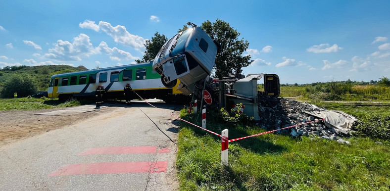 Makabryczny wypadek z udziałem szynobusu i ciężarówki