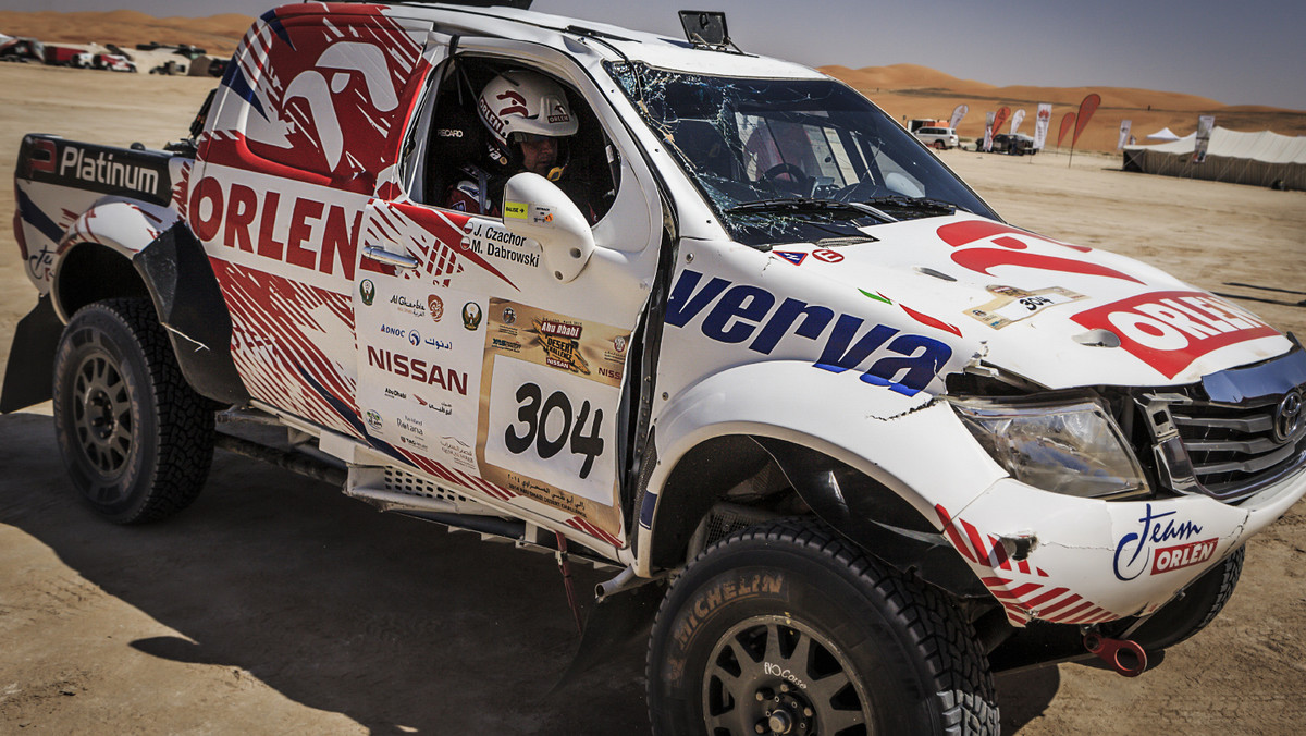 Marek Dąbrowski jadący z pilotem Jackiem Czachorem (Toyota Hilux) dachowali na wydmach na trasie czwartego etapu rozgrywanego w Zjednoczonych Emiratach Arabskich rajdu Abu Dhabi Desert Challenge. Załodze nic się nie stało.