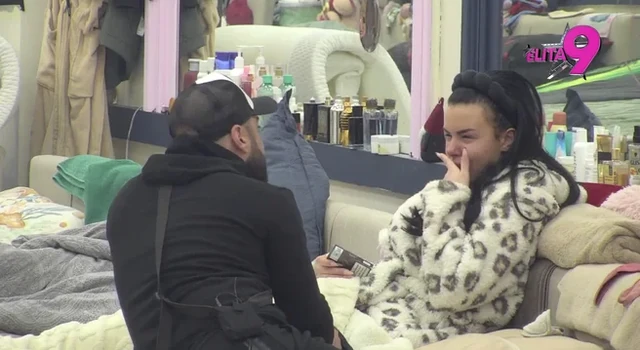 ANITA URLA NA SAV GLAS I LOMI SVE PRED SOBOM: Napravila haos u Eliti, skače na Luku, ne mogu da je smire