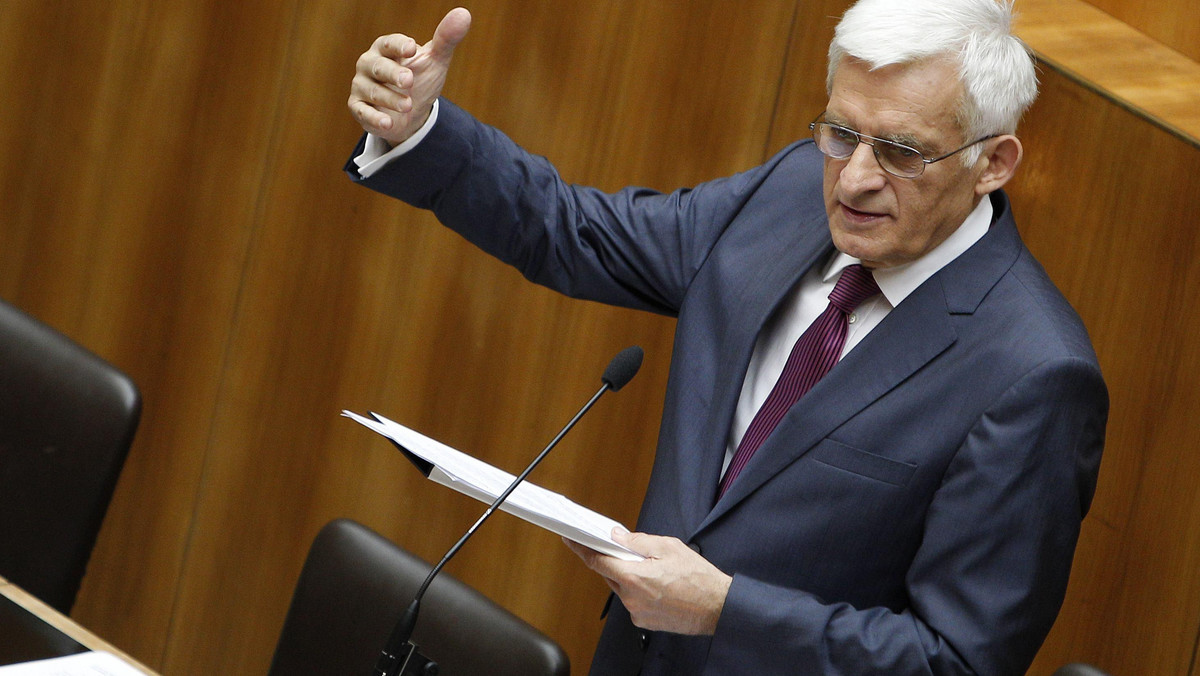 Sekretarz generalny ONZ Ban Ki Mun oraz przewodniczący Parlamentu Europejskiego Jerzy Buzek ponowili apel do prezydenta Syrii Baszara el-Asada o zaprzestanie stosowania przemocy wobec cywilów. - Jestem głęboko wstrząśnięty - powiedział Buzek, komentując sytuację w Syrii.