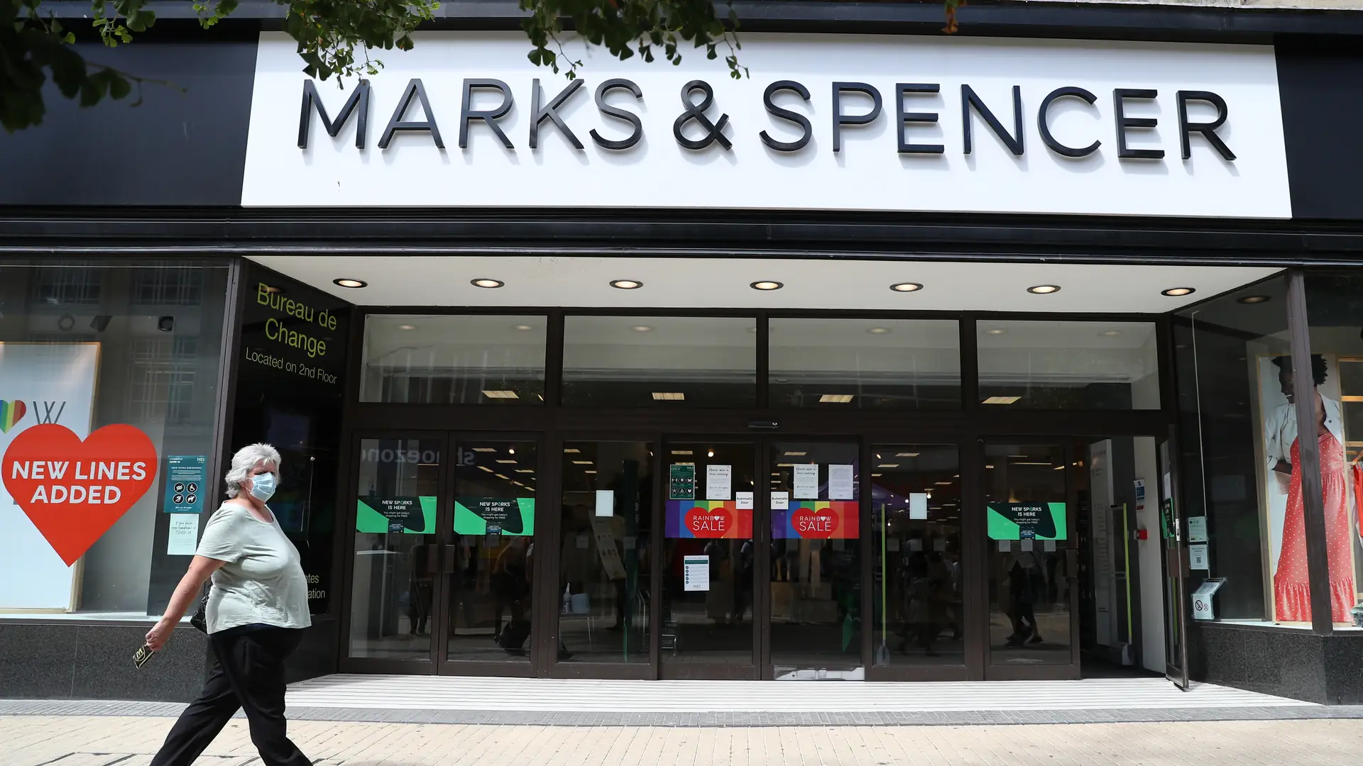 Marks&Spencer w ogniu krytyki. Firma sprzedawała rasistowski stanik?