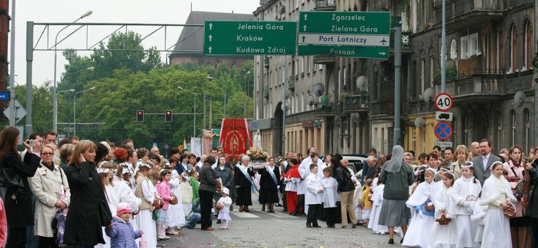 Chłopiec sypał kwiatki na procesji. Ksiądz na Twitterze: Nie skomentuję