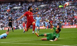 Katastrofalny błąd bramkarza Man City. Liverpool w finale Pucharu Anglii [WIDEO]