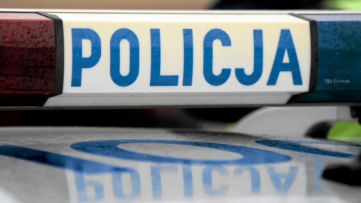 Do poważnego wypadku doszło w Warszawie. Volkswagen passat zderzył się z radiowozem. Ośmiu policjantów i kierowca samochodu osobowego są ranni, trafili już do szpitala. Trwa ustalanie okoliczności zdarzenia. Na miejscu kierowcy musieli się liczyć z utrudnieniami.