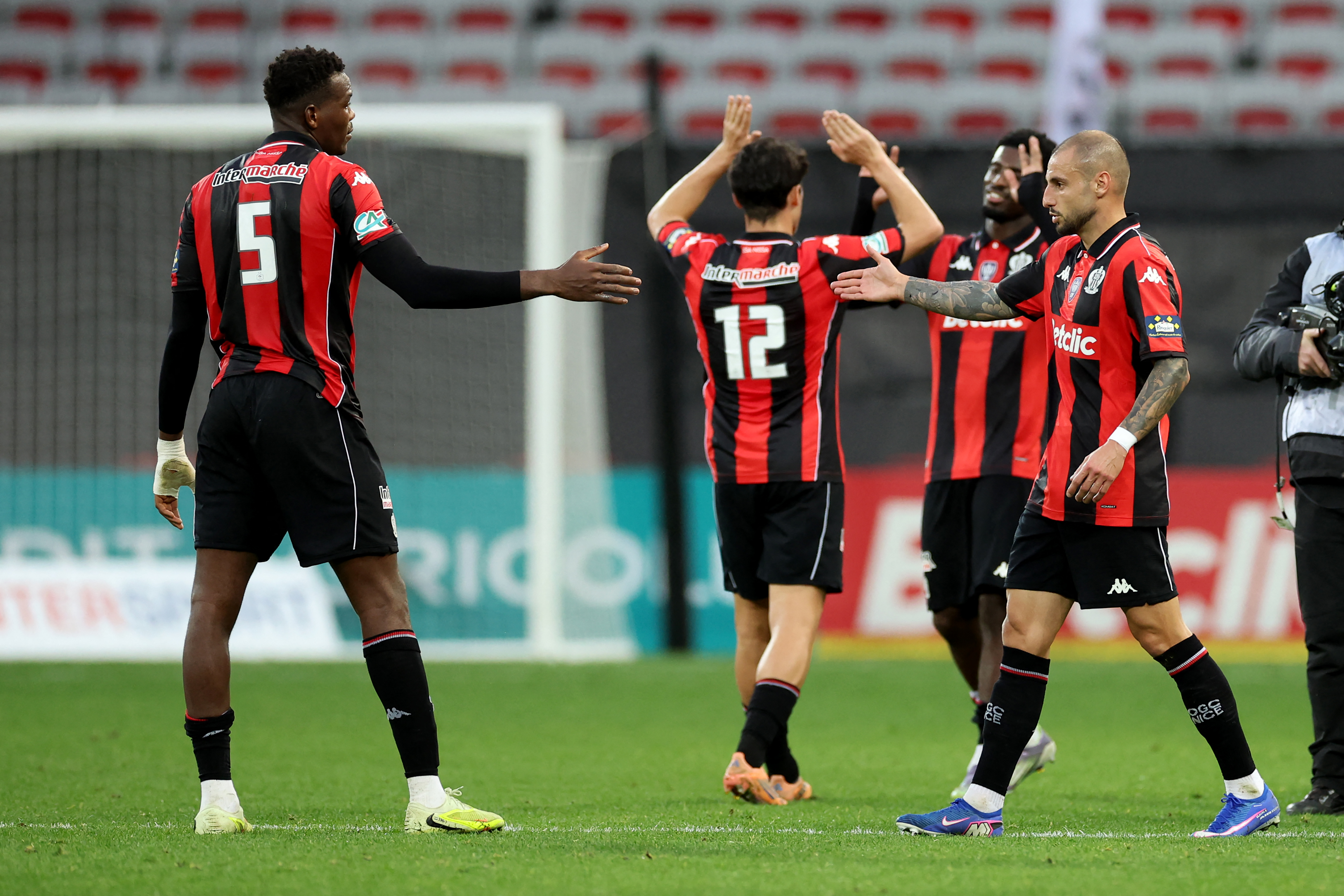 Nice met fin à 9 défaites d'affilée en battant Saint-Étienne 2-1