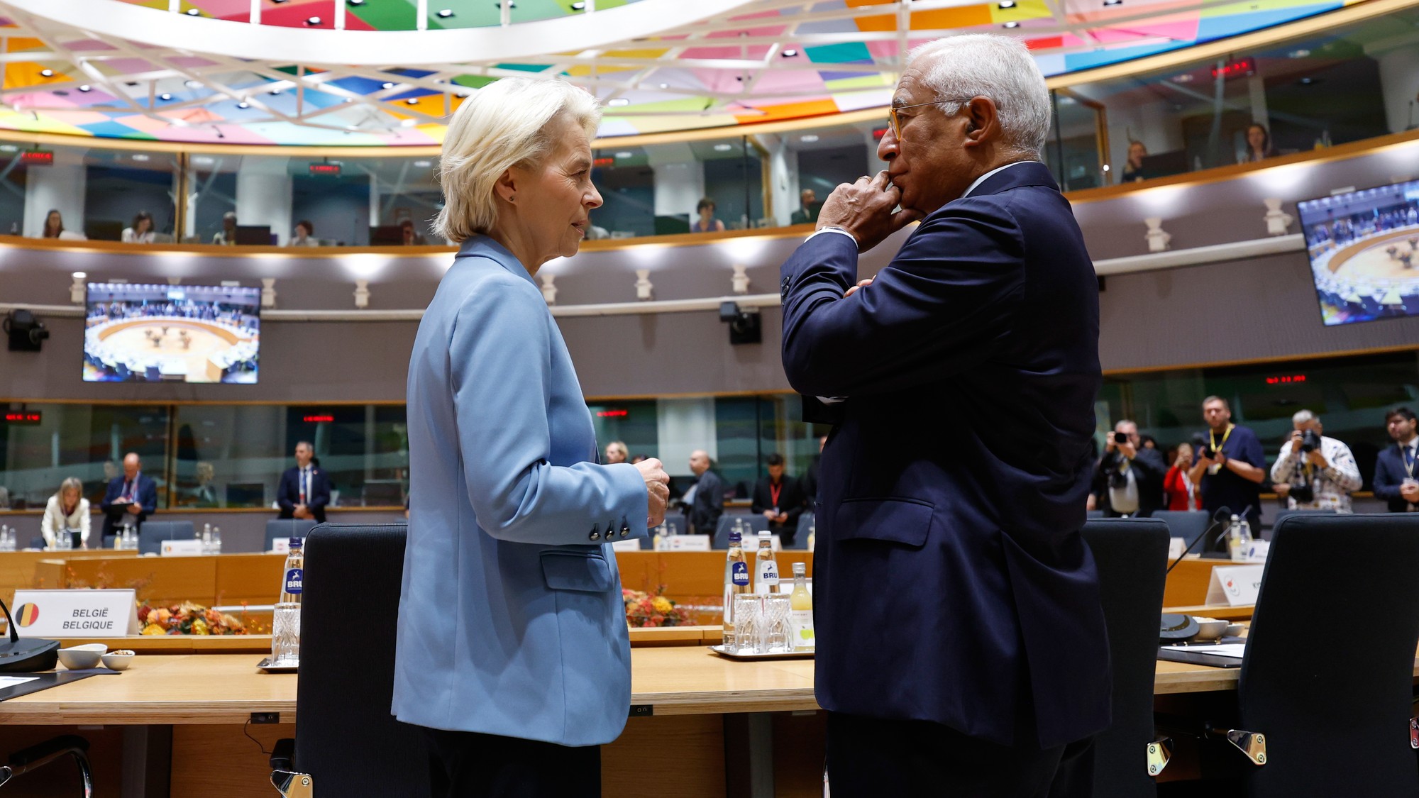 Predsedníčka Európskej komisie Ursula von der Leyenová (vľavo) sa rozpráva s predsedom Európskej rady Antoniom Costom. 